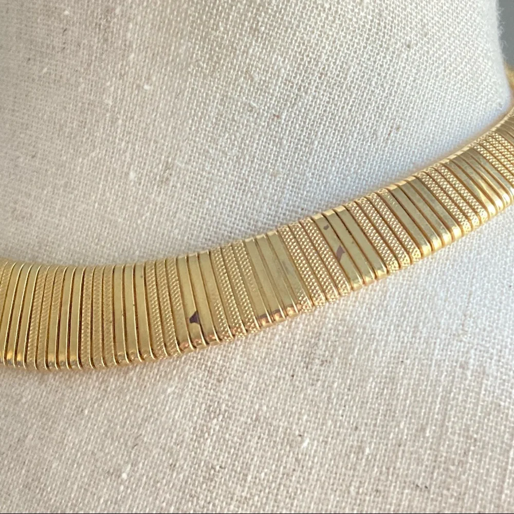 Gold Tone Cleopatra Style Chain Necklace - Picture 4 of 4